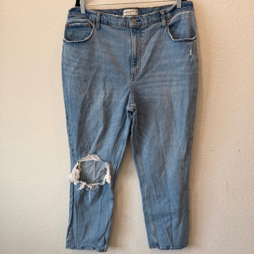 Abercrombie & Fitch The 90s Straight Ultra High Rise Distressed Jeans Light Wash